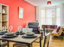 The Red Retreat, 7 Beds, Garden, Free Parking, Contractors, Fast Wifi, Smart TV