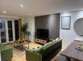 Modern TWO Bedroom Apartment Amazing Views Birmingham City Centre FREE Underground Parking