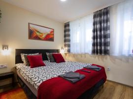 Lucsony Apartman，位于莫雄马扎尔古堡的自助式住宿