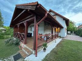 Holiday home with Jakuzzi and Sauna，位于Kisoroszi的酒店