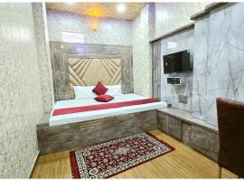 VNS - HOTEL PREMIUM KASHIKA GUEST HOUSE - Best Hospitality & Comfortable Room In Varanasi - Full Air Conditioning Rooms - Free Wi-Fi & - BEST GUEST HOUSE IN VARANASI，位于瓦拉纳西的旅馆