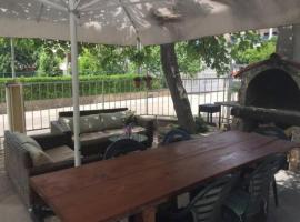 Under the Fig tree，位于皮罗瓦茨的酒店