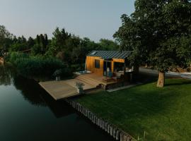 Feelmore Tiny House Szarvas，位于索尔沃什的酒店