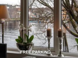Stylish apartment with beautiful views of the river, beach nearby，位于克里斯蒂安桑的酒店
