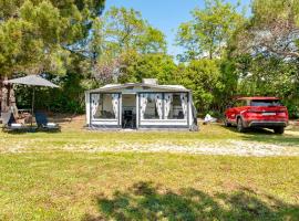 Bauer Caravan in FKK Camping Solaris，位于波雷奇的酒店