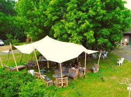 Friendly Camping and Lodges，位于Saint-Pardoux-la-Rivière的酒店