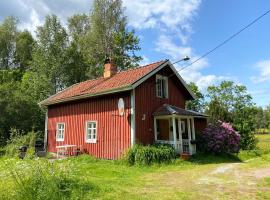Cute and quiet countryside villa，位于Åmotfors的酒店