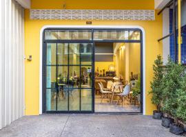 113 Yellow House Hostel，位于普吉镇的酒店