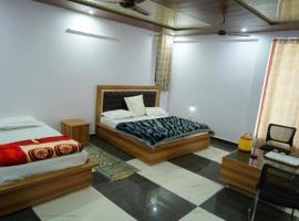 Shri Anand Hotel Berinag Shahgram with Parking included，位于Berināg的酒店