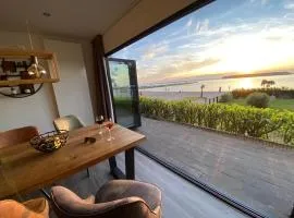 BEACH VILLA in erster Reihe - direkter Strandzugang - eingezäunter Garten - Dachterrasse - 2 Gartenterrassen - Terrassendach - Grill mit Plancha - 5-Sterne-Meerblick - Bar - Kamin - Soundanlage - Pool Whirlpool - kinderfreundlich - Hunde willkommen