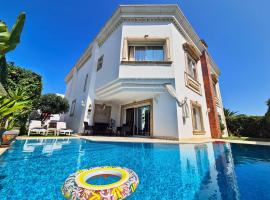 L'Orchidée - Villa de luxe avec piscine chauffée, ascenseur privatif et vue sur le lac de Tunis，位于突尼斯的酒店