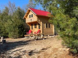 Cozy Woodland Bunkie Outdoor Shower WiFi，位于锡姆科的酒店