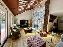 Nature's Nest - Woodland Retreat - Fireplace - Quiet and Cozy