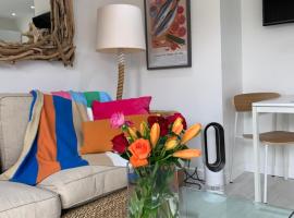Ocean Drive Deluxe Apartment Continental Breakfast & Tray，位于布里恩的酒店