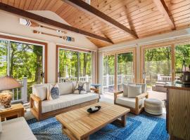 Classic Home close to Ponds Dog Welcome，位于布鲁斯特的酒店