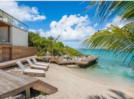 Stunning Villa, Private Beach, Pool, Guest House, Dock，位于普罗维登西亚莱斯岛的酒店
