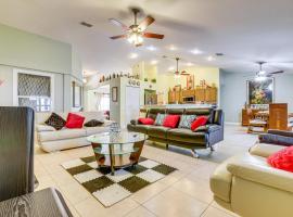 Screened Patio and Hot Tub Port St Lucie Home!，位于Lighthouse Point的酒店