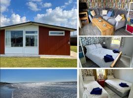 Modern Funky Private Chalet at the Beach，位于陶因的酒店