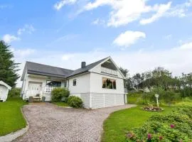 Lofoten Apartment 01