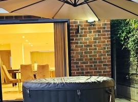 Manchester 2BR Luxe Lounge, Hot Tub, Pool Table，位于塞尔的酒店