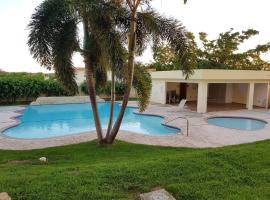 Gated Complex with Pool Balcony Near Attractions，位于Pole Ojea的酒店