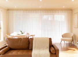 Cozy Modern Private Stay in Launceston，位于Kings Meadows的酒店
