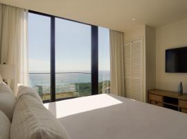Penthouse At Arihini West Bay，位于Coxen Hole的酒店