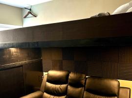 Cozy Studio near Nuvali, Enchanted Kingdom - Private Cinema with Netflix & Disney Plus with Free Pool Access，位于锡朗的酒店