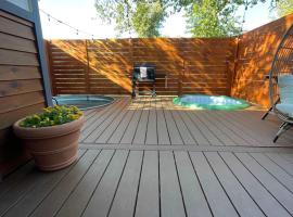 Cozy Tiny Home With Hot Tub and Cowboy Pool，位于Hilltop的酒店