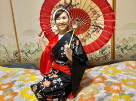 津軽三味線と民謡 繭子の宿，位于八户市的带停车场的酒店