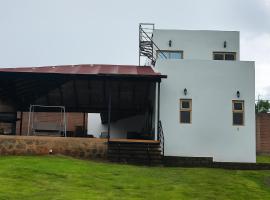 Cabaña, Terraza, Casa, Campo, Jacuzzi y Tranquilida Total，位于Arandas的酒店