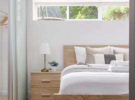 Cozy 1BR BSMT Escape Large Free Parking，位于高贵林的酒店