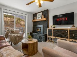Scenic Cabin On River W Deck & Mountain Views，位于Shawnee的酒店