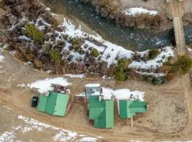 Cozy Riverfront Cabin w fireplace & deck