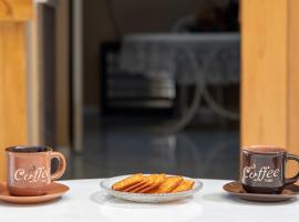 Traditional Stone House in Vouni, Quiet Stay with Courtyard & BBQ，位于Vouni的酒店