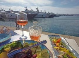 City Center 2-Bedroom Sea & Sky Lodge ,Steps to Sea，位于雅典的酒店