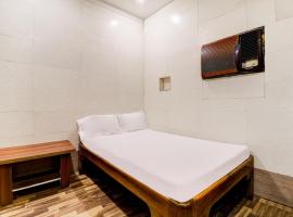 Hotel O Sargam Lodging And Boarding，位于Ulhasnagar的酒店