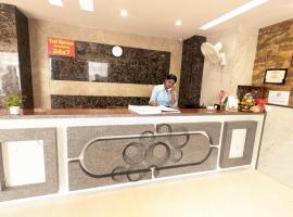 HOTEL CORPORATE PALACE Near Terminal 3 WITH- FREE AIRPORT PICKUP and DROP，位于加姆布的酒店