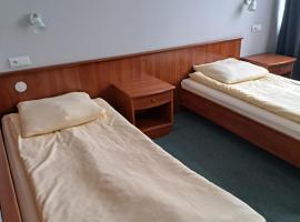 Pokoj dwuosobowy z łazienka osobne łózka，位于马佐夫舍地区托马舒夫的酒店
