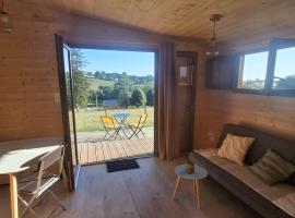 La ferme de beau soleil Gîte et cabanes，位于Saint-Gilles-du-Mené的酒店