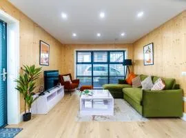 Green Mews 1 with Free Parking By My Getaways