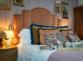 The Ragged Robin - A Heartwood Inn，位于戈德尔明的酒店