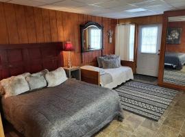 Simple Suite Rental for Relaxing Vacation in the Ozarks near Branson, Missouri，位于Omaha的酒店