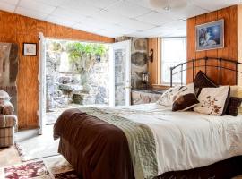 Tranquil Stone Cottage Behind Castle Walls in the Ozarks，位于Omaha的酒店