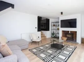 3 Bed - Parking with Garden 10mins to Airport