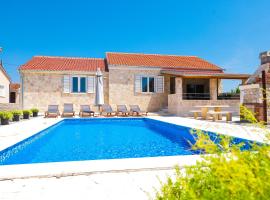 Villa Stone House with Pool，位于宁的酒店