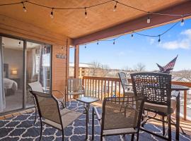 Poolside Oasis at the Pointe - 2BR Condo Minutes From Table Rock Lake，位于布兰森的酒店