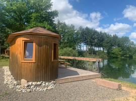 La Feuille - Cabane isolée avec vue sur étang, terrasse privée & pêche，位于Roye的酒店