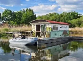 Hausboot-schwimmendes-Ferienhaus-im-Havelbogen-Haus-auf-dem-Wasser