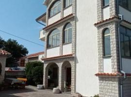 Apartments DEXI，位于班约勒的酒店